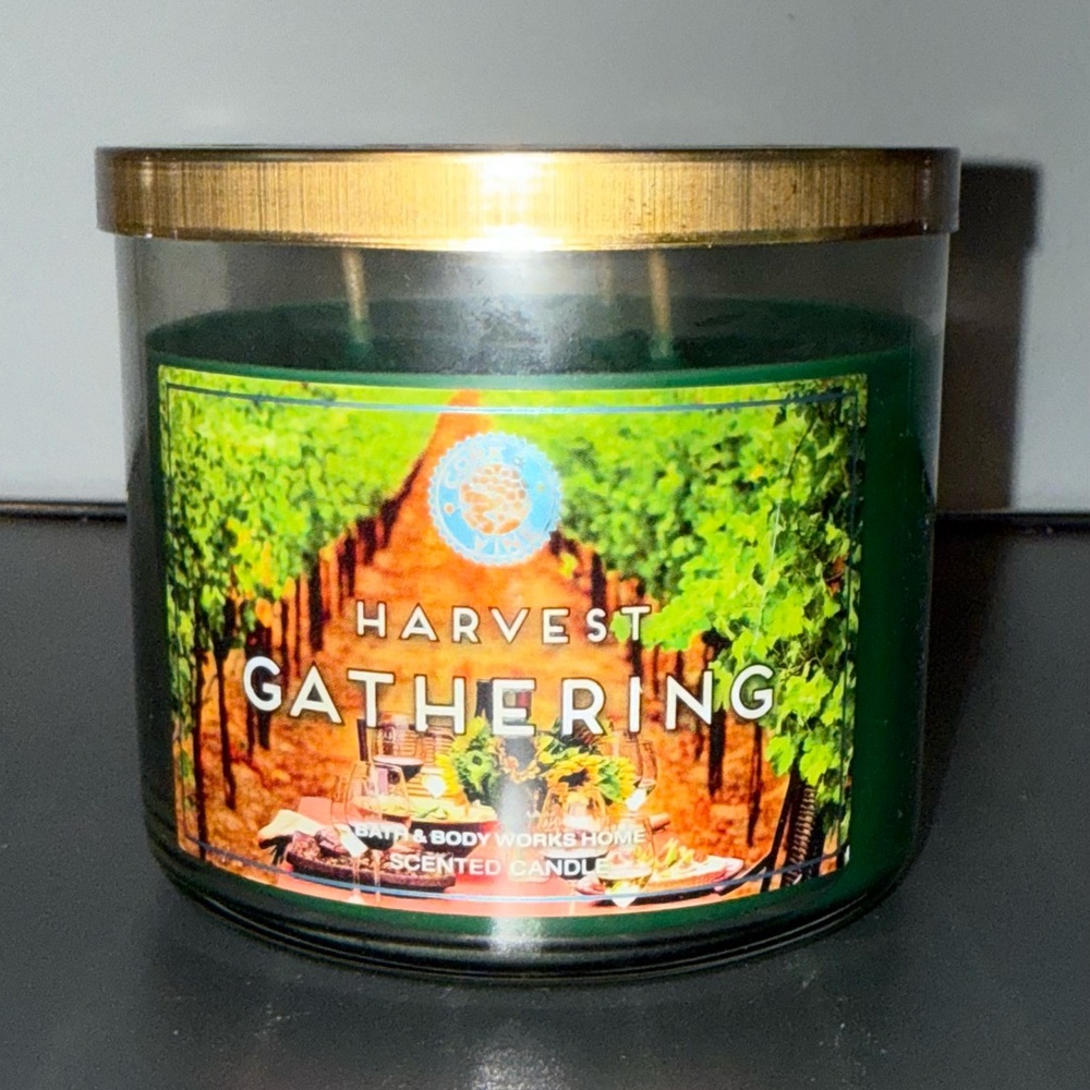 Bath & Body Works Harvest Gathering Candle 
W/ORIGINAL CORK & WINE LID
RARE &HTF
